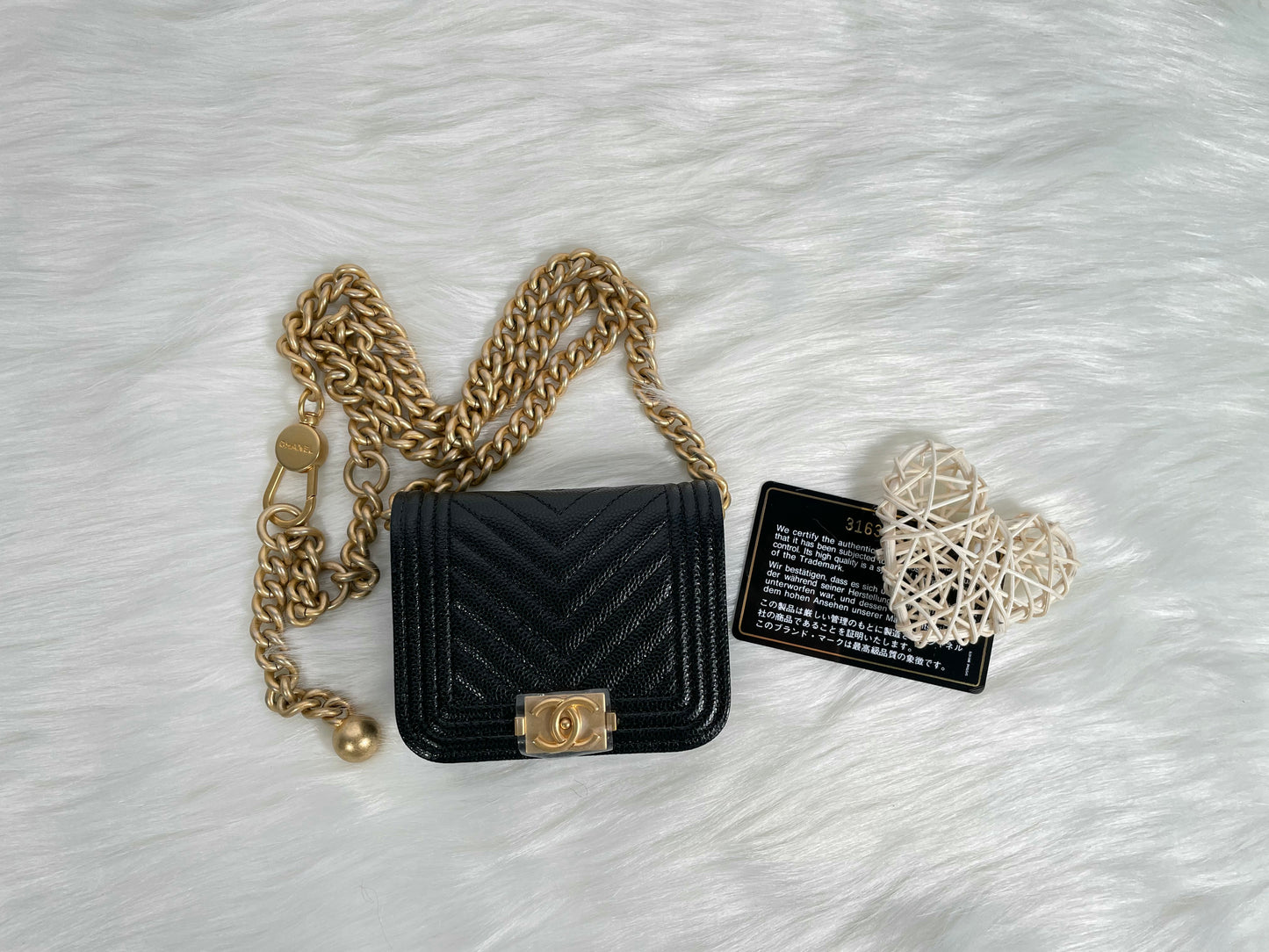 Chanel Mini Boy Chanel Belt-bag 黑色荔枝皮金扣