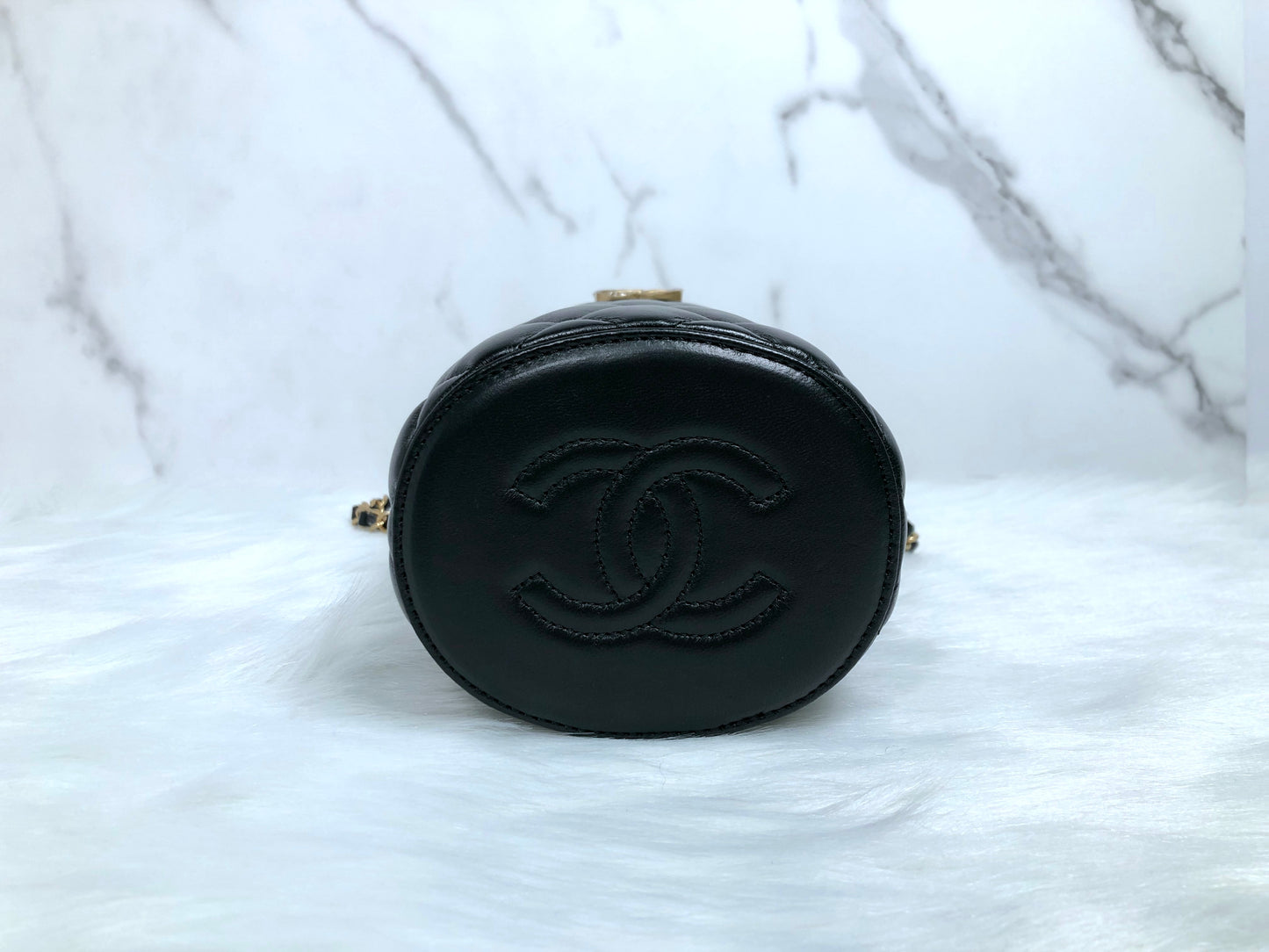 Chanel 黑色羊皮菱格紋圓長桶復古金扣