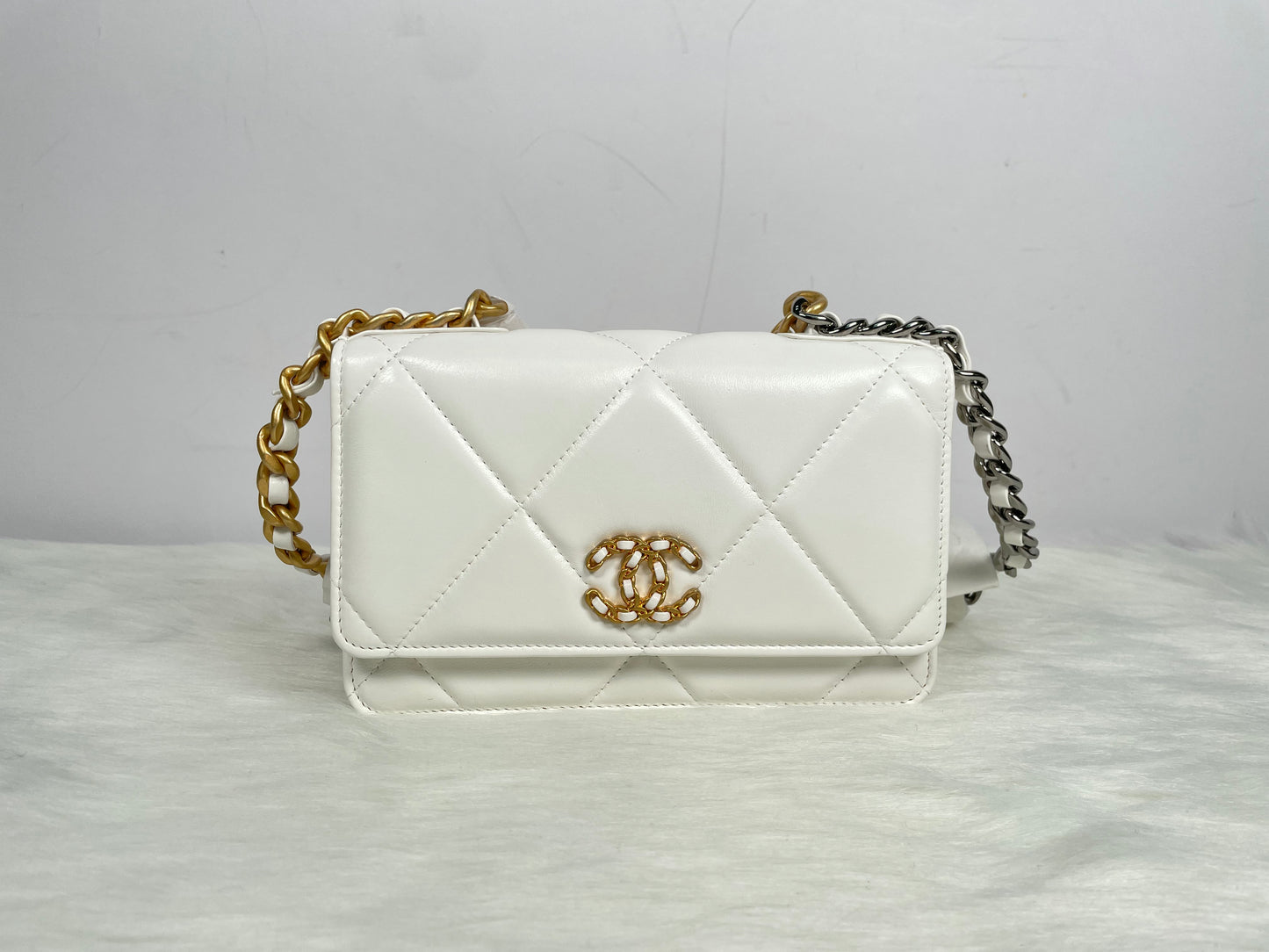 Chanel 19 Wallet On Chain 白色羊皮金扣