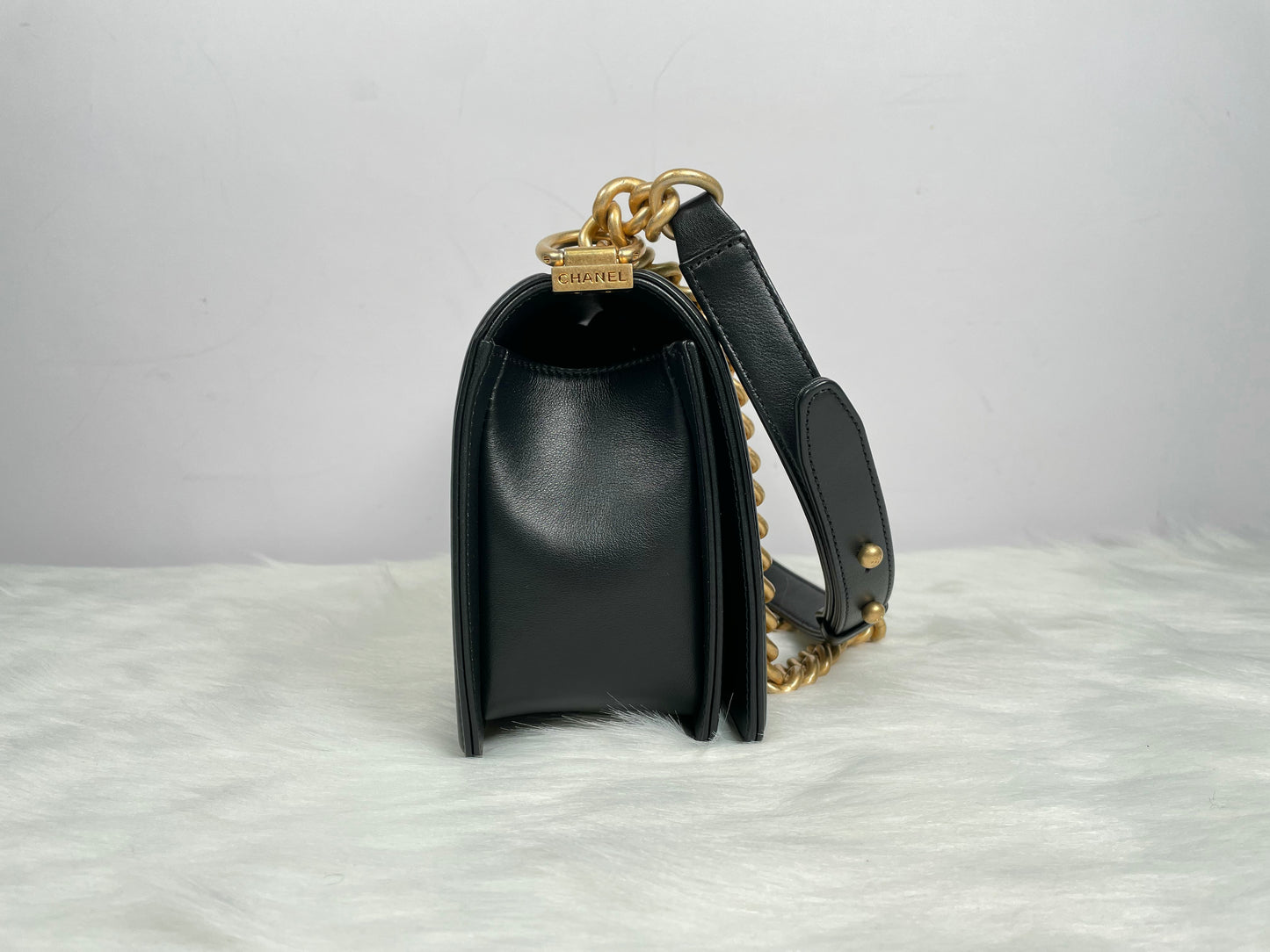 Chanel Boy Chanel Handbag 黑色牛皮金扣
